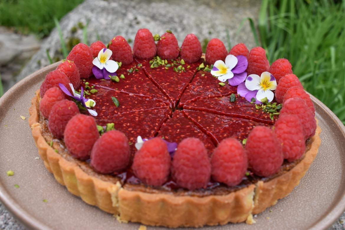 Sommerkagebord i Stenmaglehaven