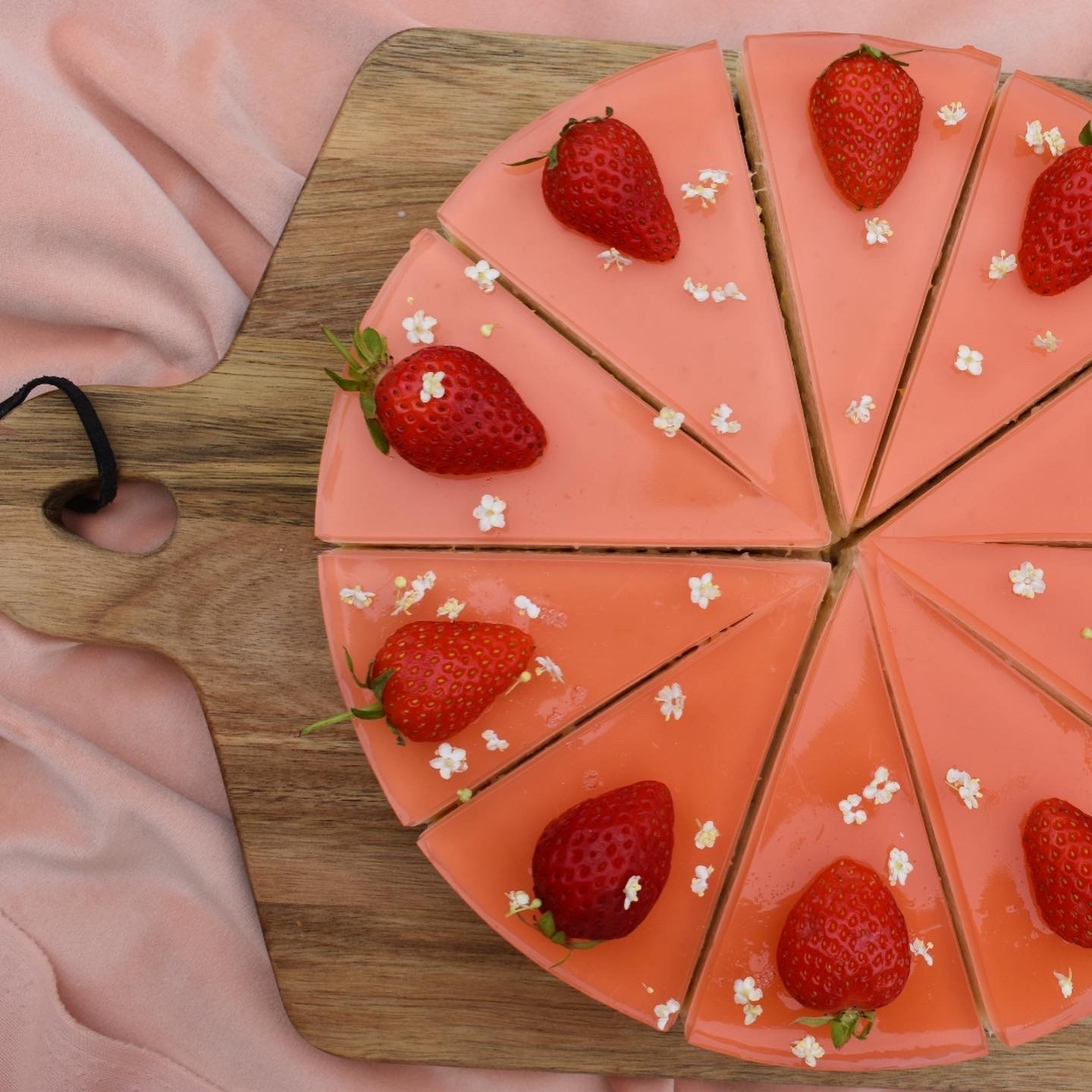 Sommervarmt kagebord i Stenmaglehaven