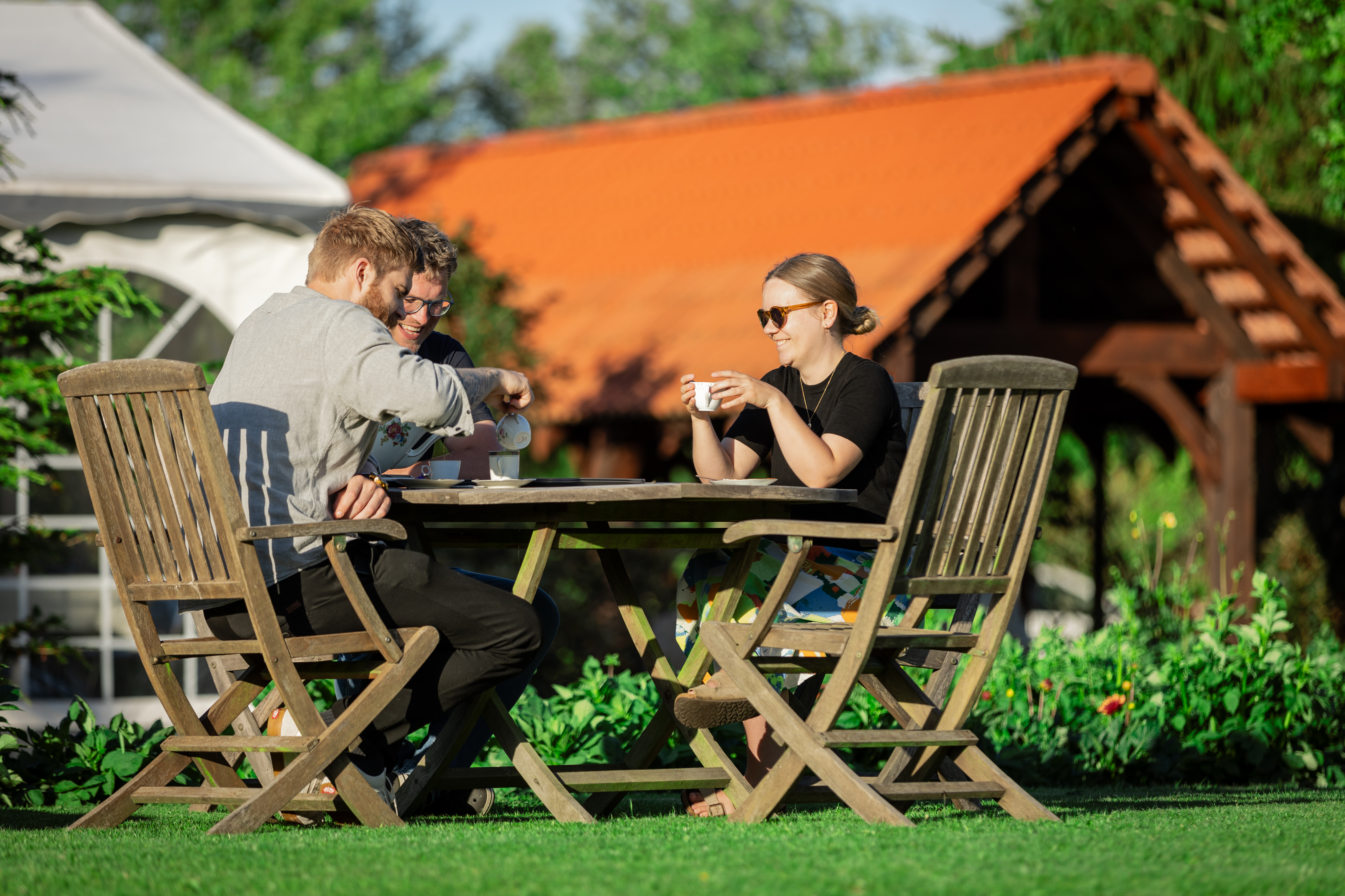 Intim JULI havevandring med Dennis & kagetapas i Grillhytten